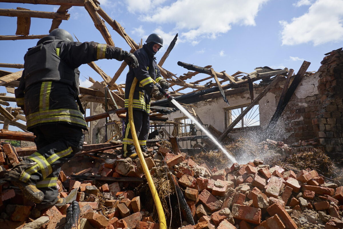 Guerra in Ucraina, l'incendio causato dall'attacco russo nell'oblast di Kiev ha richiesto oltre 15 ore per essere spento. Continua il percorso degli ucraini per entrare nella Nato