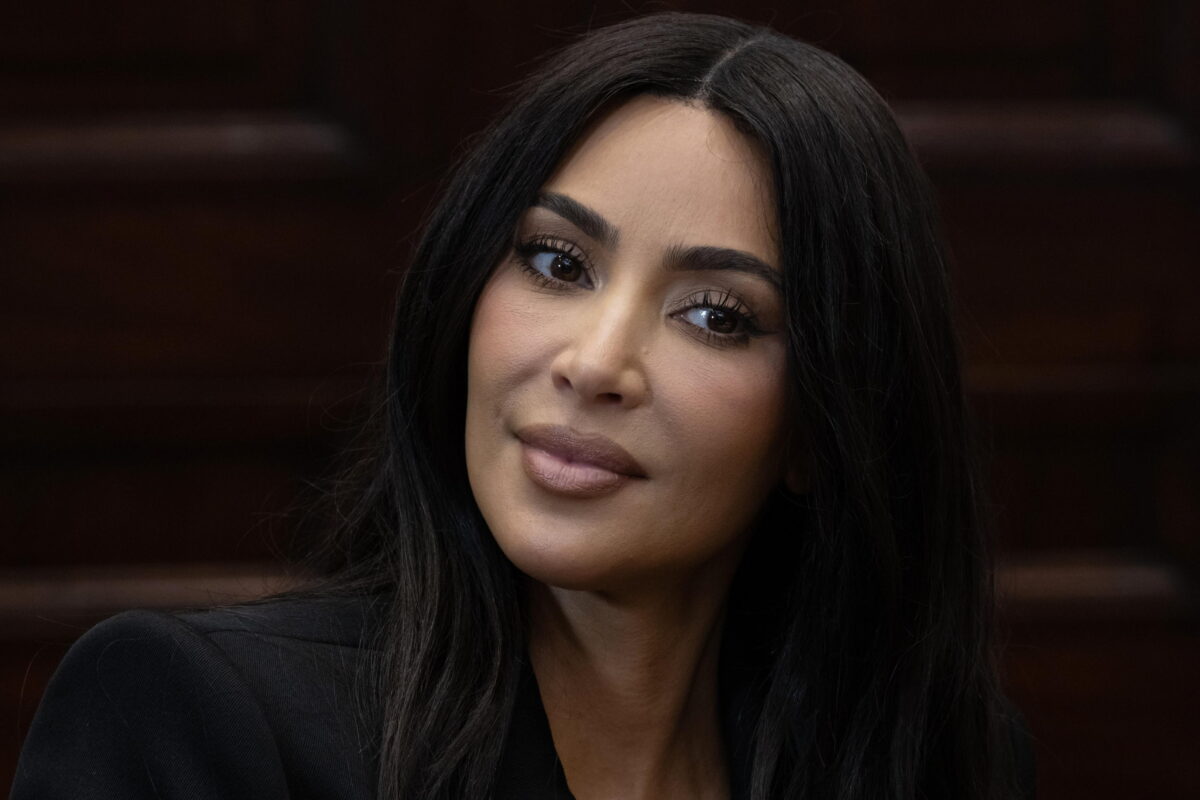 Kim Kardashian vola con il jet privato a Parigi per una Cheesecake: il racconto dell'attrice statunitense