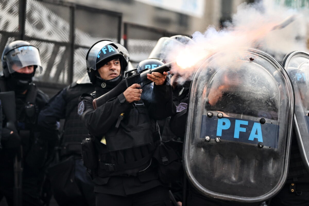 Argentina, migliaia di persone in strada contro il pacchetto di riforme di Milei: manifestanti con molotov contro la polizia, risposta con gas lacrimogeni e idranti | VIDEO