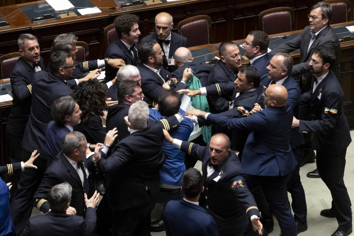 Rissa alla Camera, approvato il verbale contestato da opposizione. Fontana convoca 12 deputati. Premierato, concluso esame emendamenti: martedì il voto