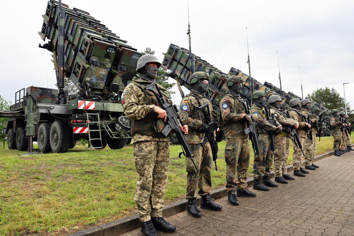 Guerra in Ucraina, il G7 promette nuove sanzioni contro le entità cinesi che aiutano la Russia. Zelensky ottiene nuovi aiuti e garanzie di sicurezza