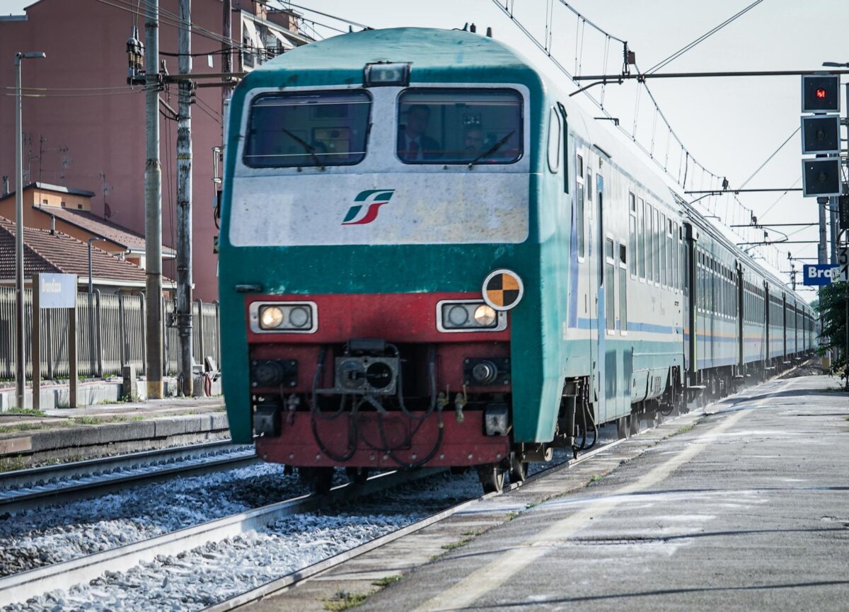 Cesena, incidente alla stazione ferroviaria: donna muore travolta da un treno