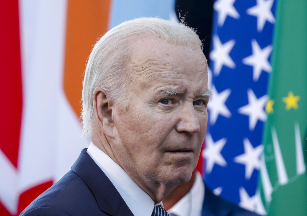 Usa, Biden sembra di nuovo bloccarsi durante raccolta fondi. Si congela qualche secondo poi Obama lo aiuta a scendere dal palco | VIDEO