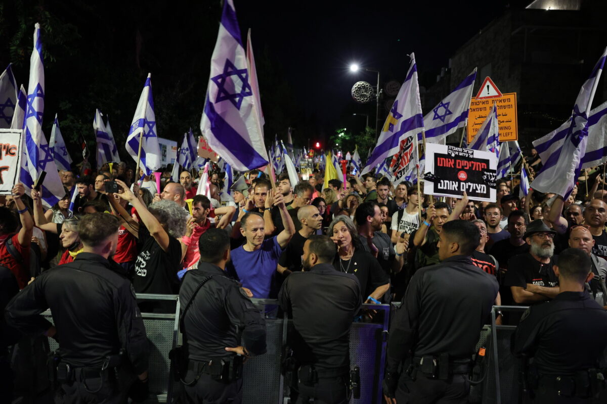 Israele, i famigliari degli ostaggi tornano in piazza per protestare contro Netanyahu: "Riportali qui, ora". Scontri con le forze dell'ordine | VIDEO E FOTO