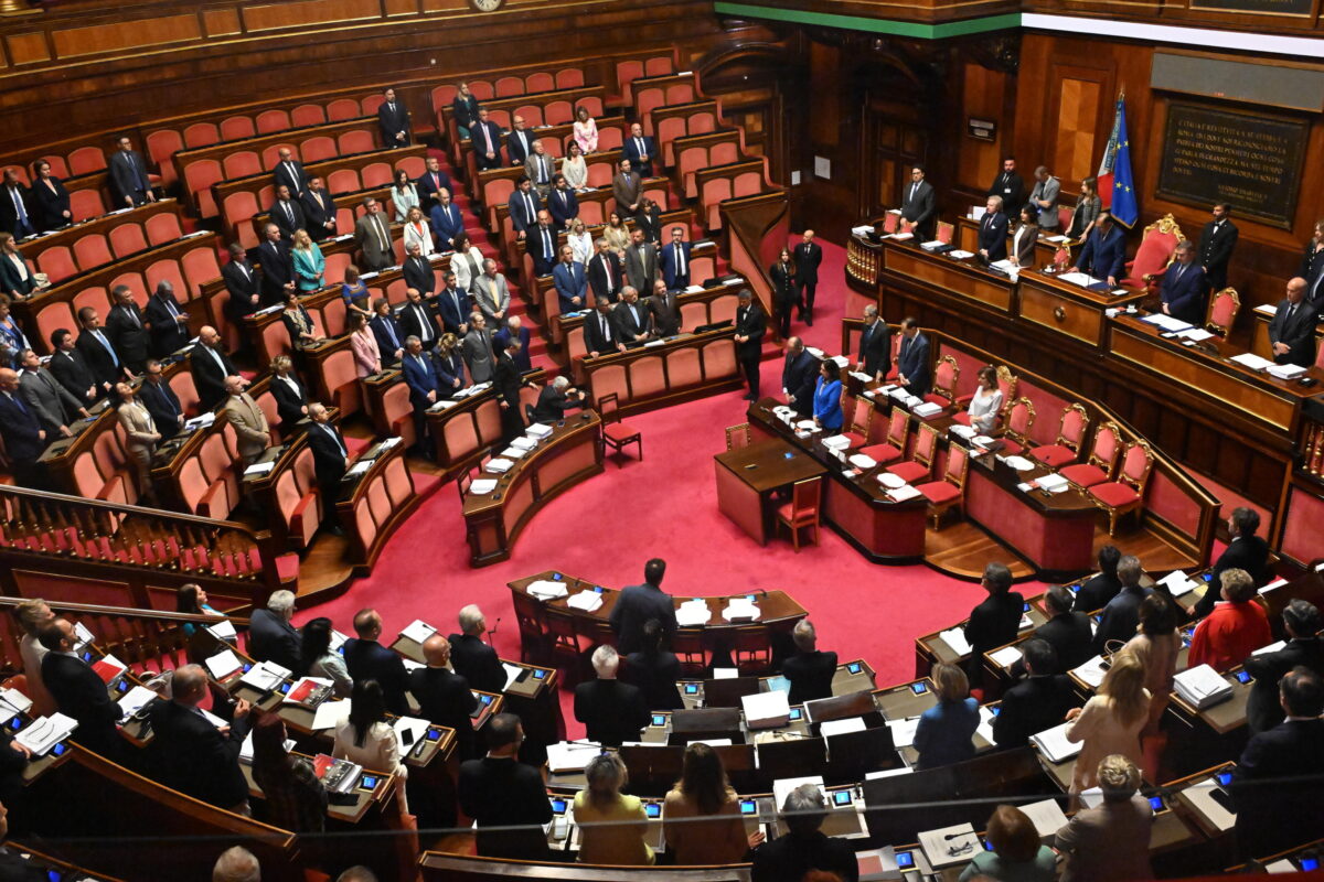 Riforme, il Senato approva il Premierato, dopo l'estate alla Camera. La sinistra fa muro e scende in piazza, ma FdI organizza una contro manifestazione