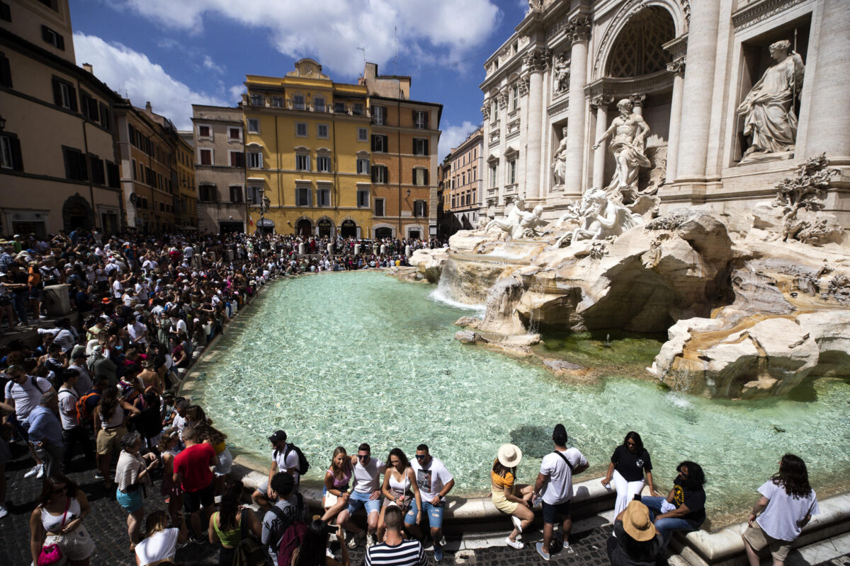 Roma, si tuffa nella Fontana di Trevi e viene placcato dalla polizia: il filmato virale sui social | VIDEO