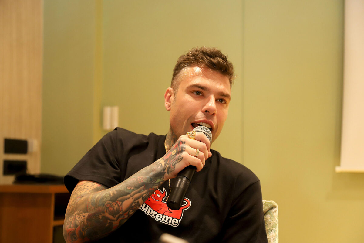 Fedez beccato con la nuova fiamma Garance Authiè dietro le quinte di Battiti Live/ VIDEO 