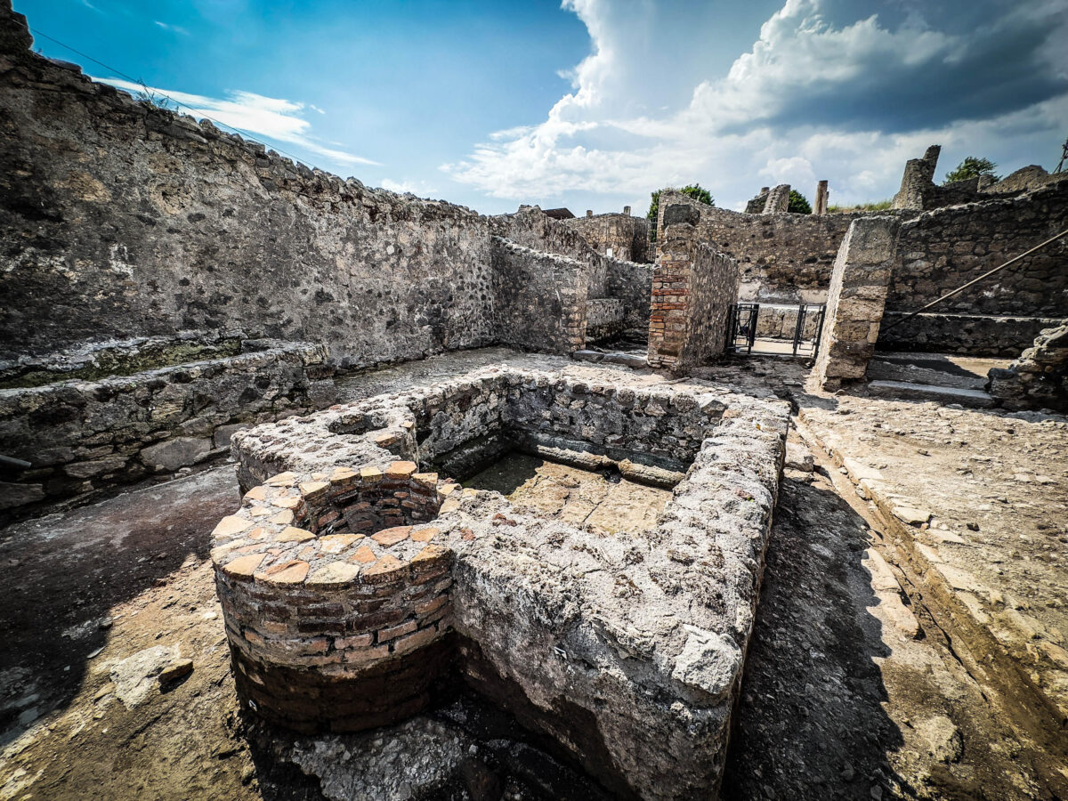 Scavi Pompei, sfregia domus del II secolo d.C.: denunciato turista del Kazakistan