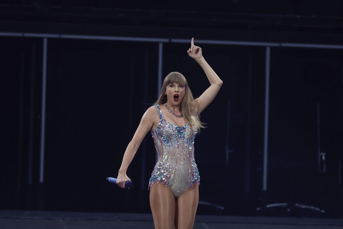 Taylor Swift porta il fidanzato sul palco durante il concerto a Londra: il momento che ha emozionato i fan/ VIDEO 