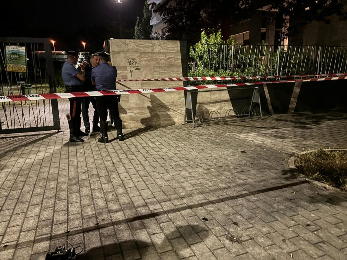 Pescara, ragazzo di 16 anni trovato morto in un parco. Fermati per omicidio due minorenni: uno è figlio di un avvocato, l'altro di un carabiniere