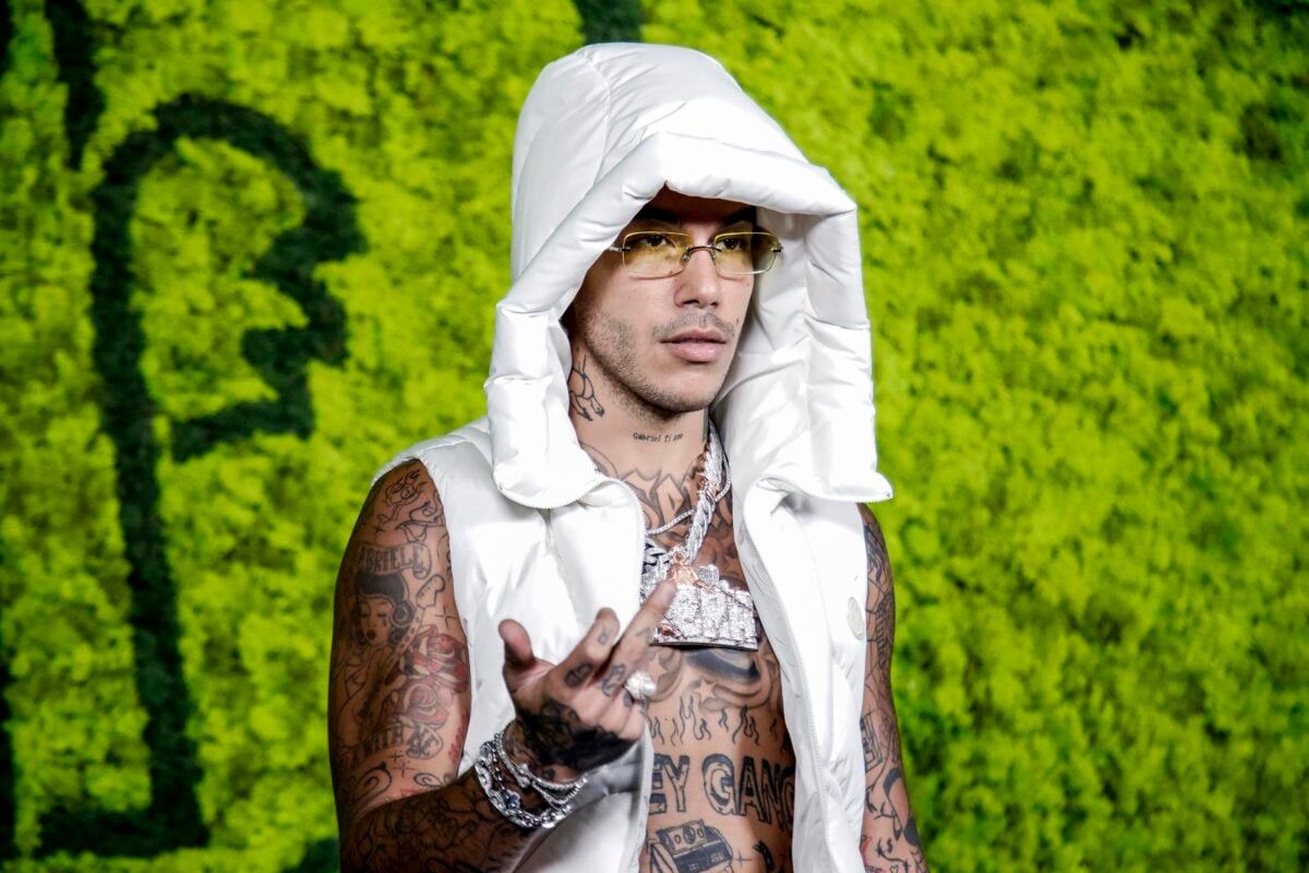 Sfera Ebbasta fa dietrofront e chiede scusa al fan che aveva respinto sul palco: il messaggio sui social 