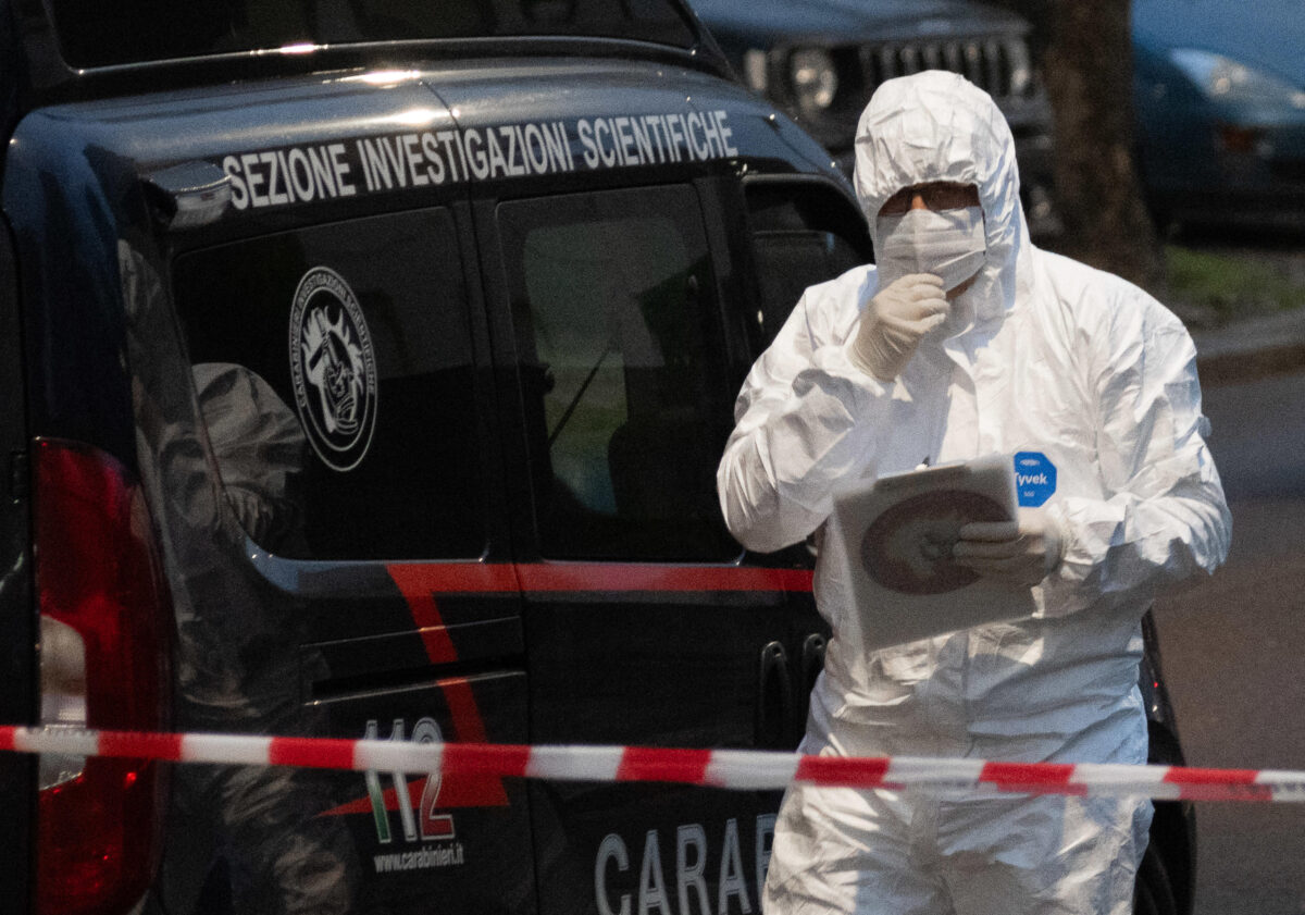 Pavia, bimbo di 18 mesi precipita dal balcone di un appartamento e muore: indagini in corso