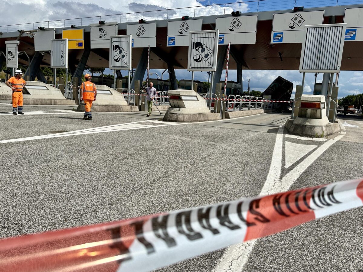 Cesena, incidente a Gambettola: scooter contro camion, morto un centauro