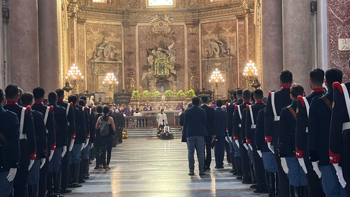 Funerale Claudio Graziano: oggi l'ultimo saluto al generale. L'arrivo del feretro avvolto nel Tricolore. L'addio commosso del Ministro Crosetto | VIDEO