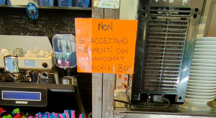 Roma, bar al Flaminio rifiuta pagamenti con il bancomat "sotto i 3 euro": ma è vietato dalla legge | FOTO