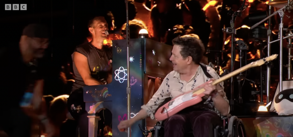 Concerto Coldplay Glastonbury 2024: sul palco a sorpresa Michael J. Fox suona la chitarra. Social impazziti | VIDEO