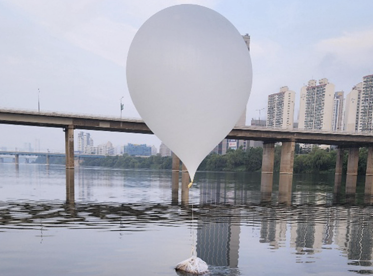 Corea del Nord, lanciati oltre 300 palloncini carichi di spazzatura al Sud. Seul riprende propaganda anti Pyongyang