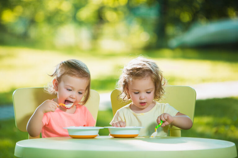 Cosa far mangiare ai bimbi con il caldo? Alimenti consigliati e da evitare