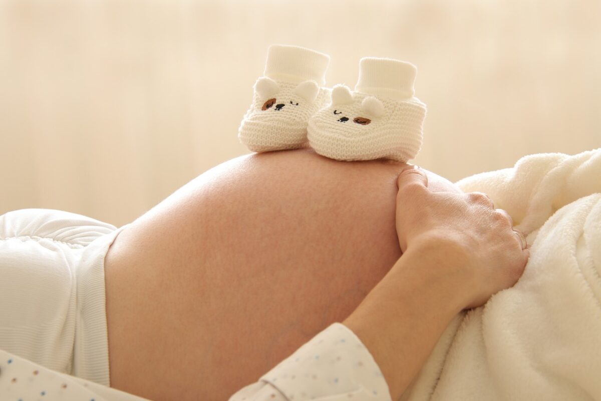 Fecondazione in vitro, come funziona in Italia: costi, rischi e limiti di età