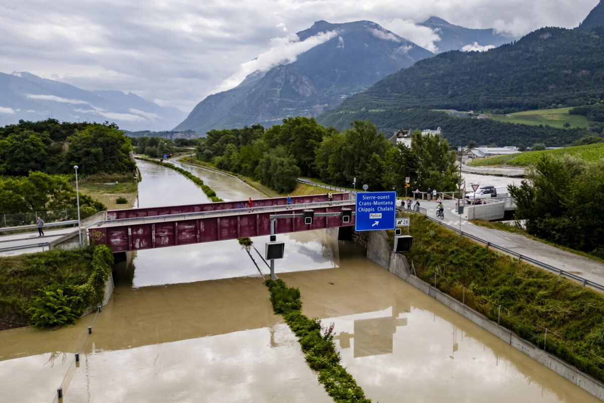 Frana nel Canton Ticino, nubifragio in Svizzera: tre morti e un disperso per il maltempo | FOTO