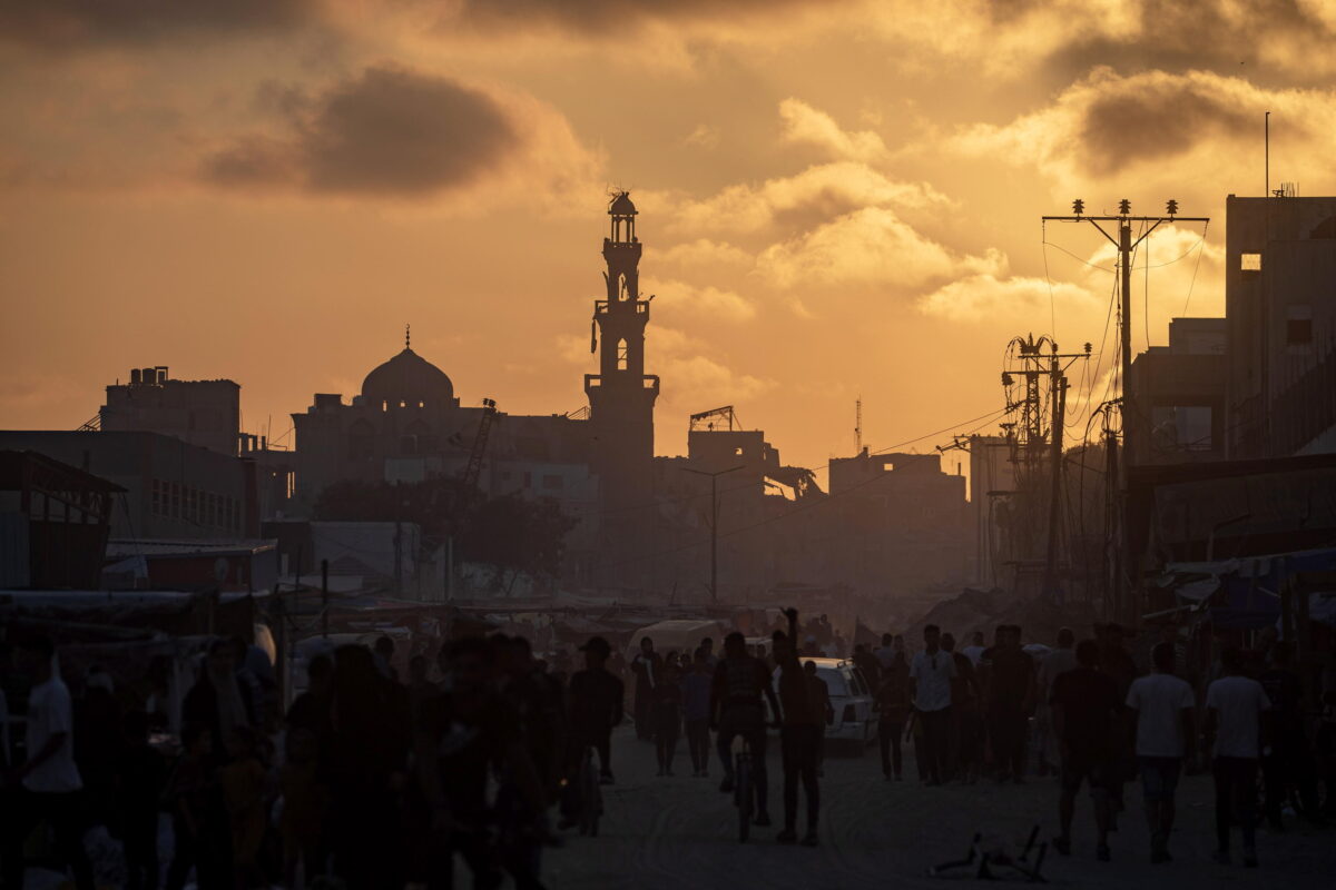 Guerra a Gaza, Houthi rivendicano attacchi a tre navi nel Mar Rosso. Biden: "Hamas resta il più grande ostacolo all'accordo"