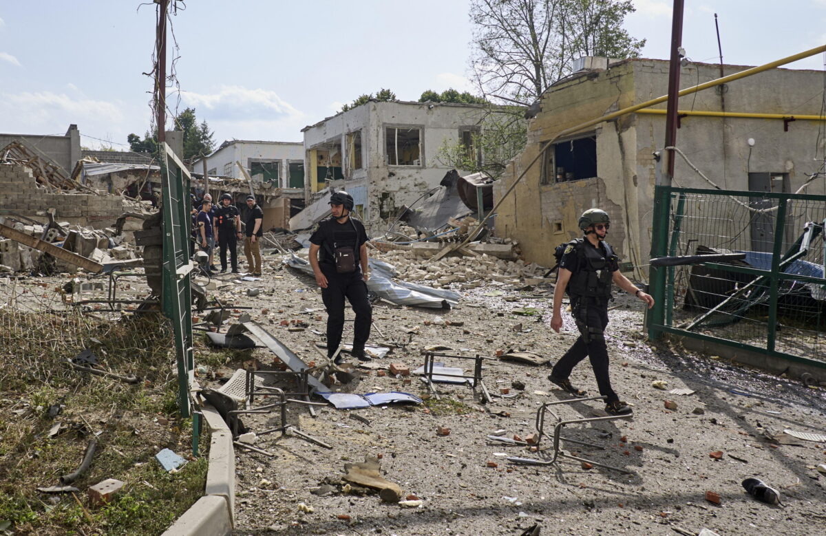 Guerra in Ucraina, Onu denuncia 40 tra morti e feriti in attacco nel Donetsk. Media 'oscurati' dalla Russia, la Farnesina accusa: "Misura di Mosca ingiustificata"