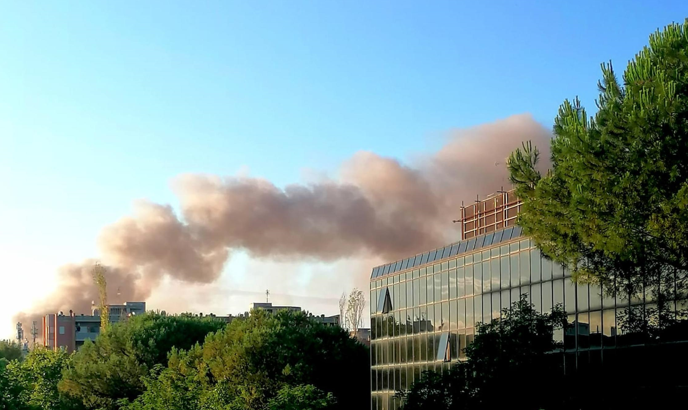 Incendio in via Scorticabove a Roma, la nube tossica provoca malesseri tra i cittadini: la "puzza" si sente ancora | VIDEO