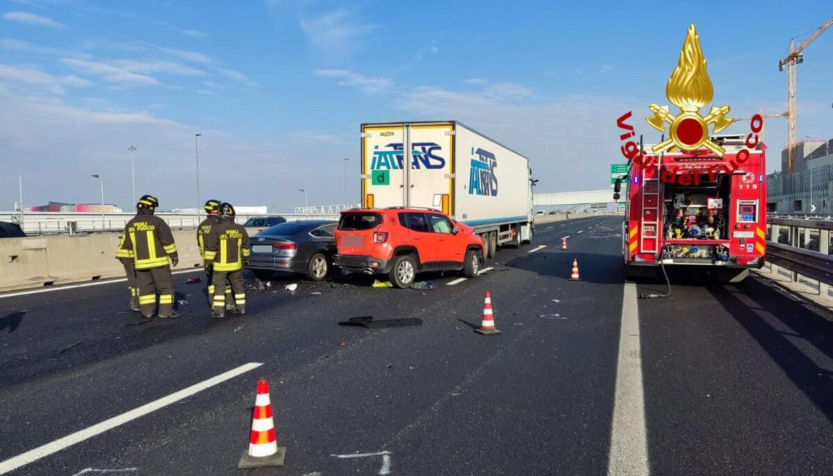 Milano, tragico incidente sulla tangenziale nord nei pressi di Pero: scontro tra camion e auto, due morti e due feriti gravi