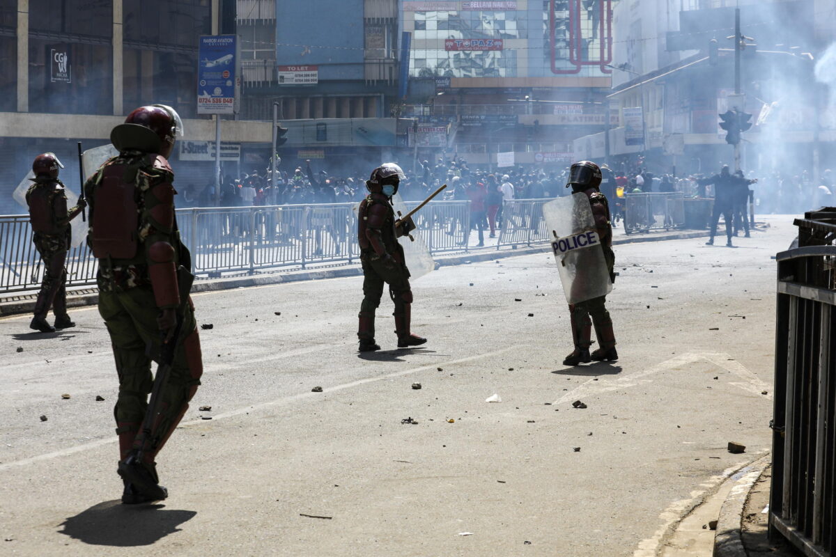 Kenya, parlamento sotto assedio: migliaia di manifestanti in protesta per la legge finanziaria, diversi morti