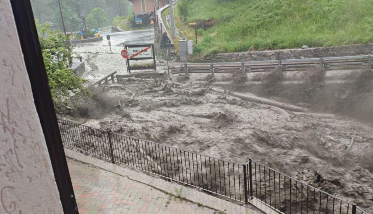 Maltempo a Cogne, alluvione fa esondare fiumi e torrenti: una frana isola il paese | VIDEO