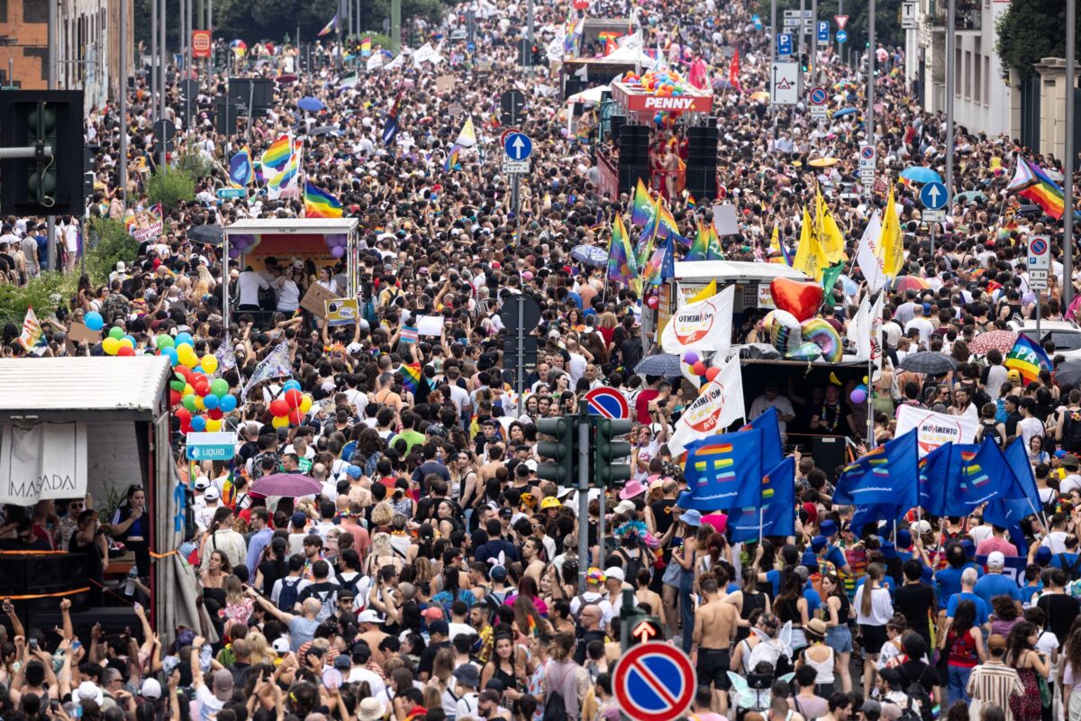 Milano Pride, l'attrice Debora Villa contro Giorgia Meloni: "La premier non difende le donne". "Rumore" inno dell'evento