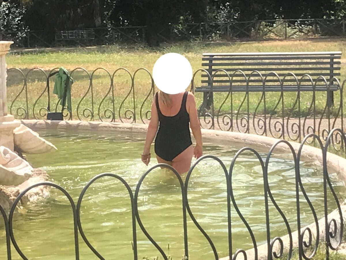 Roma, turista fa il bagno nella Fontana del Cupido di Villa Pamphilj davanti ai numerosi presenti | FOTO