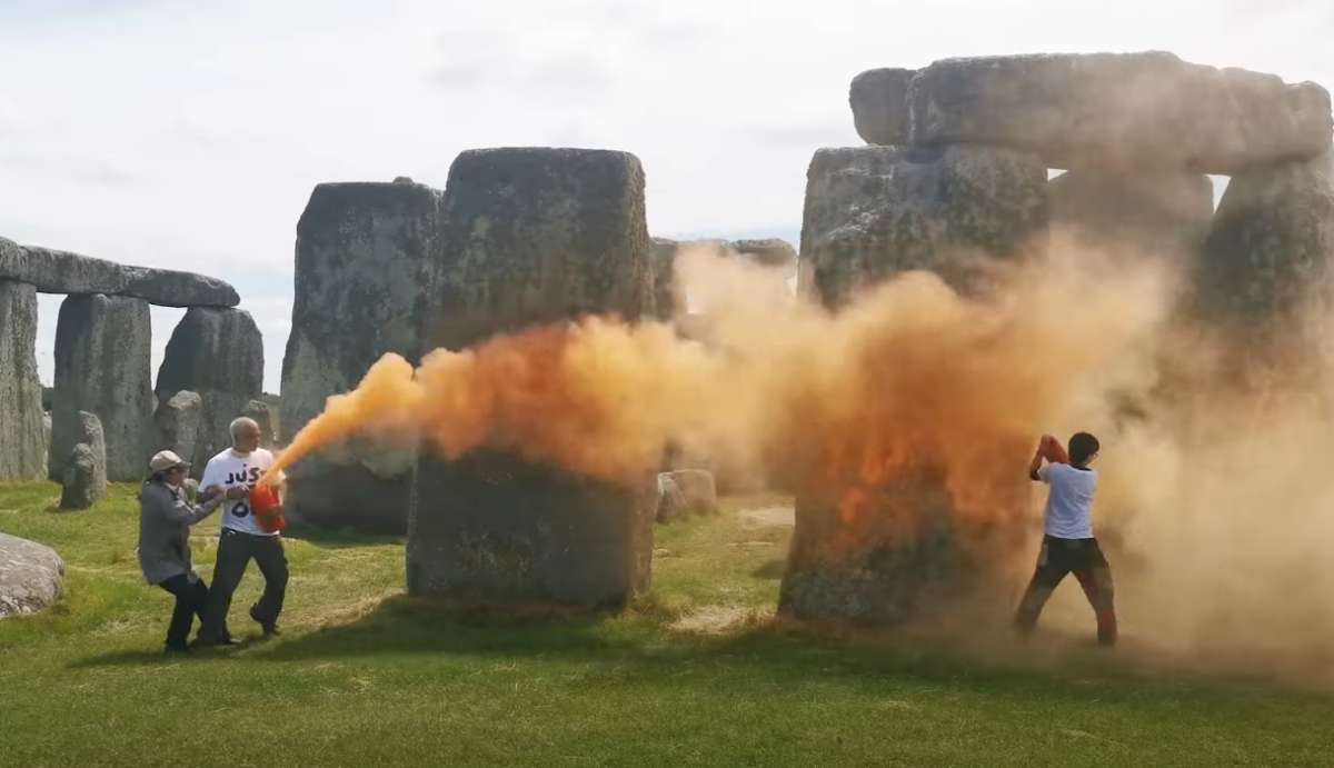 Protesta degli attivisti per il clima a Stonehenge: imbrattato con spray arancione di Just Stop Oil | VIDEO