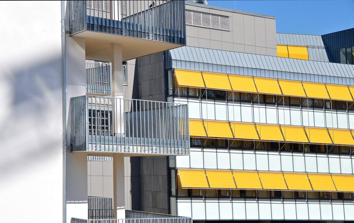 Tende da sole in condominio: a rischio rimozione e costi aggiuntivi, chi e quando?