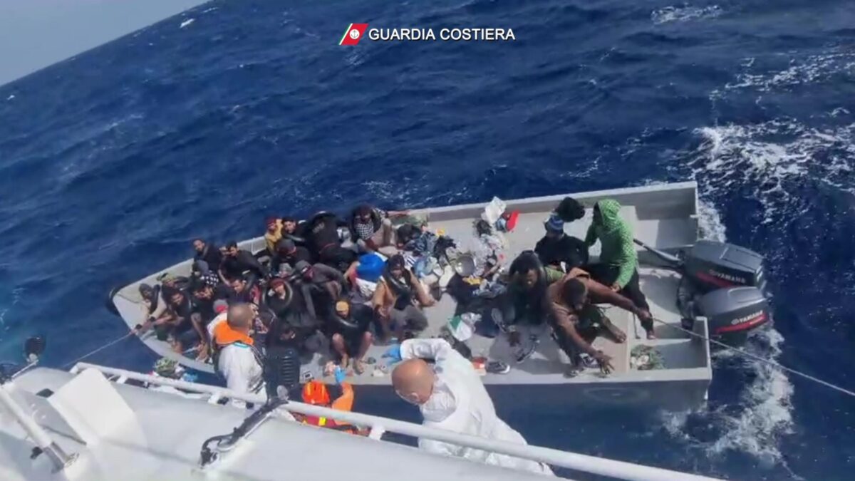 Ennesima tragedia nel Mediterraneo: 10 migranti morti, 51 salvati dalla nave ong Nadir. Altri 62 soccorsi nella notte