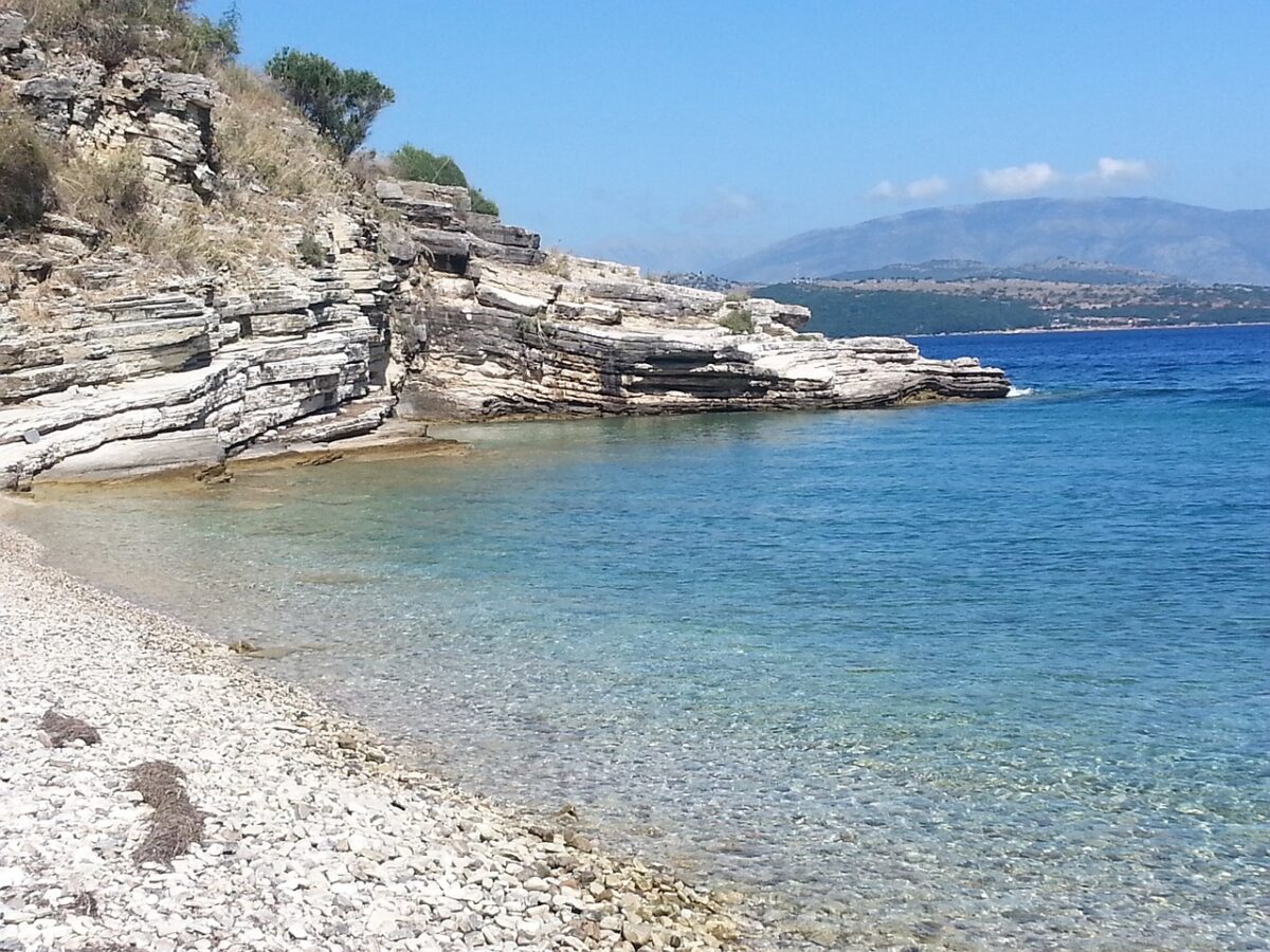 Grecia, un turista americano trovato morto nell'isola di Corfù: altri 3 risultano scomparsi nelle Cicladi