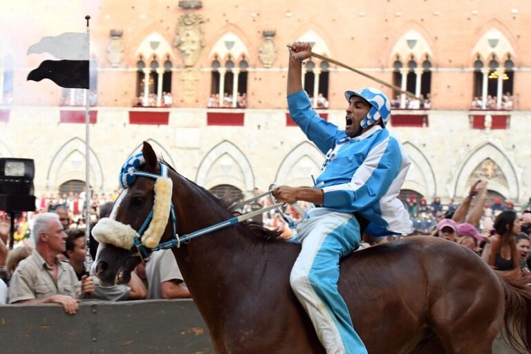 Chi è Carlo Sanna detto Brigante, vincitore del Palio di Siena del 4 luglio 2024