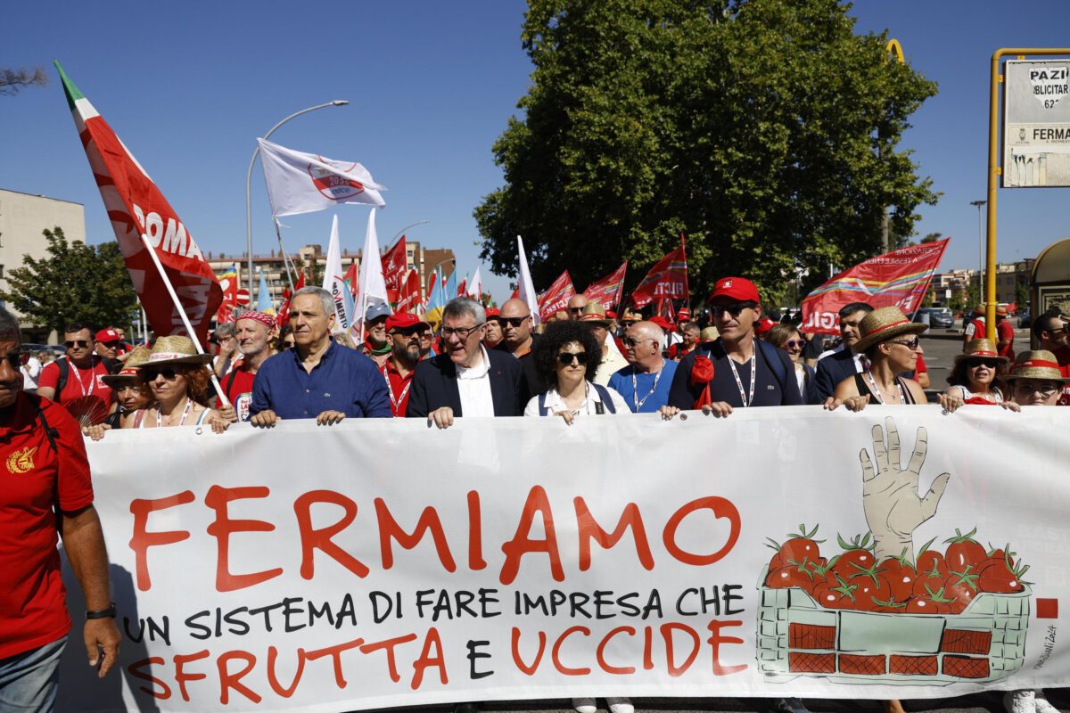 Bracciante morto a Latina, alla manifestazione contro il caporalato Landini minaccia "vertenza permanente" e Conte chiede il reato di "omicidio sul lavoro"