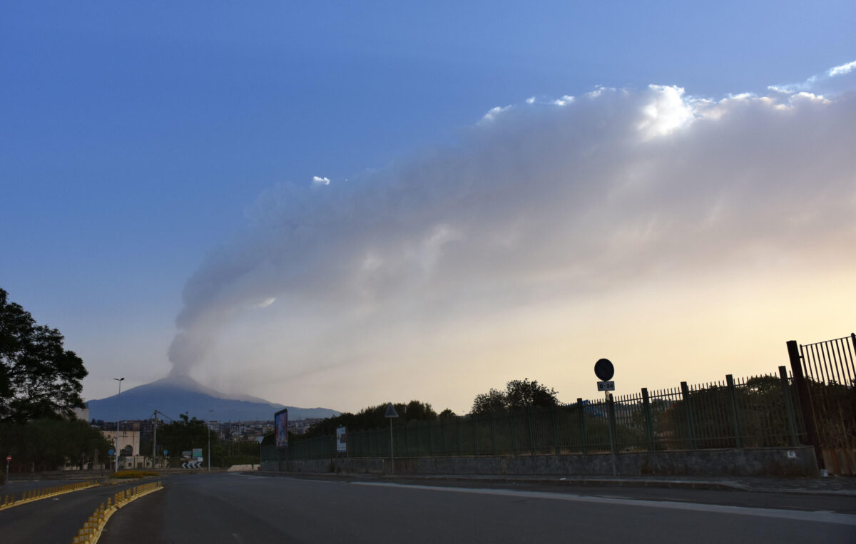 Eruzione Etna, ripresa l'attività del vulcano: ritardi all'aeroporto di Catania, voli dirottati su Palermo