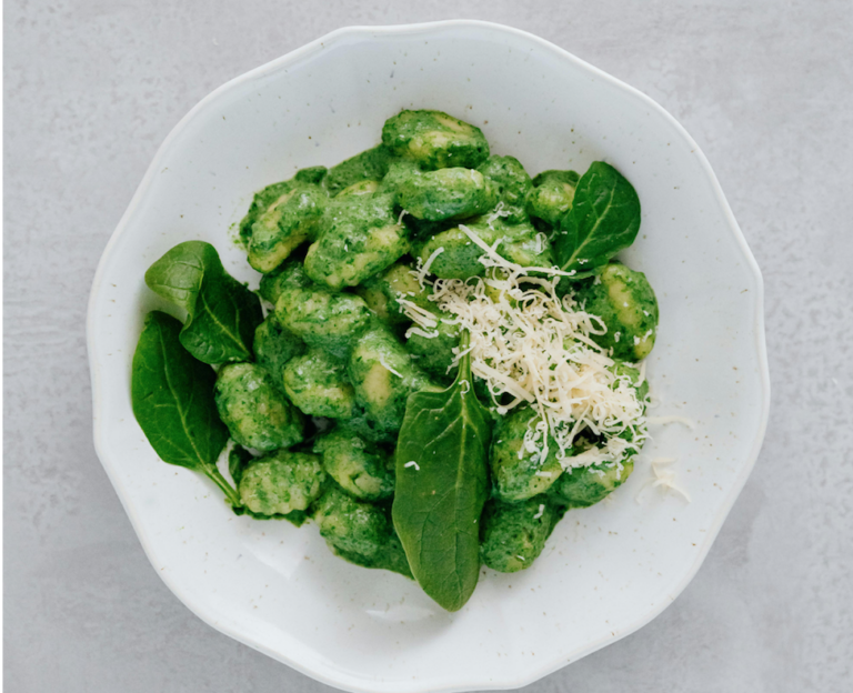 Gnocchi al pesto di spinaci: il primo veloce e gustoso