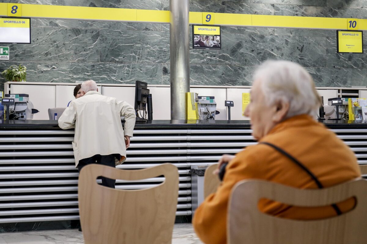 Ritiro pensioni in ordine alfabetico: ecco il calendario di Poste Italiane pagamento agosto 2024