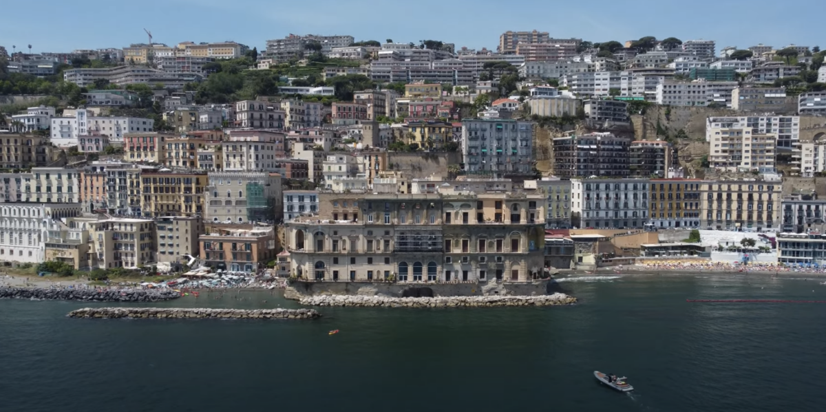 Napoli, il lido è pieno ma cerca ugualmente di entrare: bagnante buttato a terra dalla security a quartiere Posillipo | VIDEO