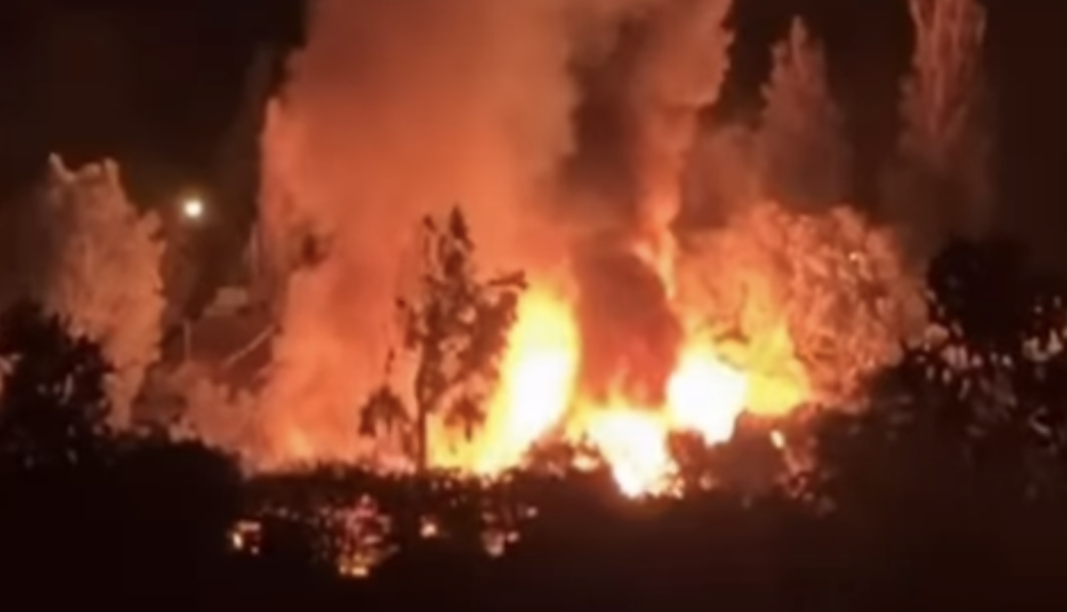 Roma, incendio al Wunderkammer di Castel Gandolfo: il ristorante è totalmente distrutto | VIDEO