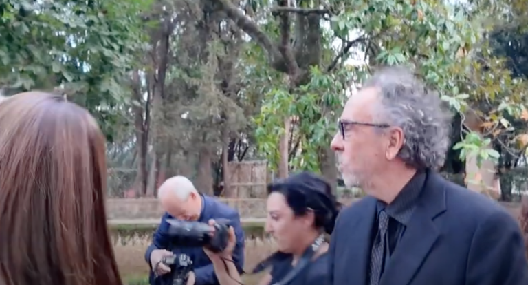 Globi d’Oro 2024, Tim Burton e Monica Bellucci sono le star: lui dà appuntamento a Venezia | VIDEO