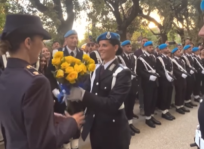 Giulia Latorre, la figlia del marò Massimiliano, si sposa: la proposta alla fidanzata poliziotta durante il Giuramento | VIDEO