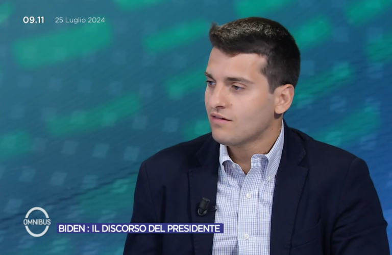 Francesco Giubilei chiama Kamala Harris 'candidato': ma viene corretto dalla giornalista di 'Omnibus': "Qual è il problema con il femminile?"