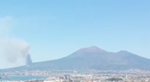 Napoli, incendio ai piedi del Vesuvio oggi: cosa sta succedendo sul vulcano | FOTO