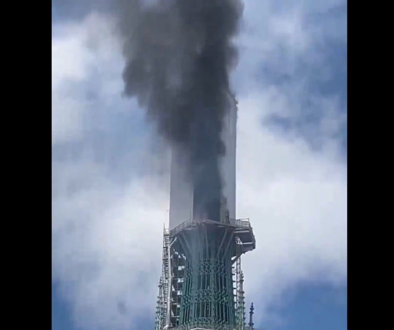 Francia, incendio alla cattedrale di Rouen: una guglia va in fiamme. Vigili del Fuoco sul posto| VIDEO