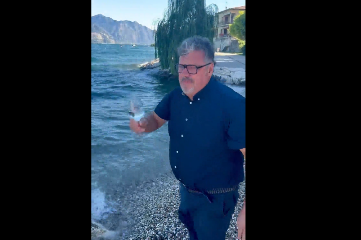 Verona,  il sindaco di Brenzano sul Garda sfida la gastroenterite e beve l'acqua del lago: "Alla salute!". Bassetti: "Pericoloso" | VIDEO