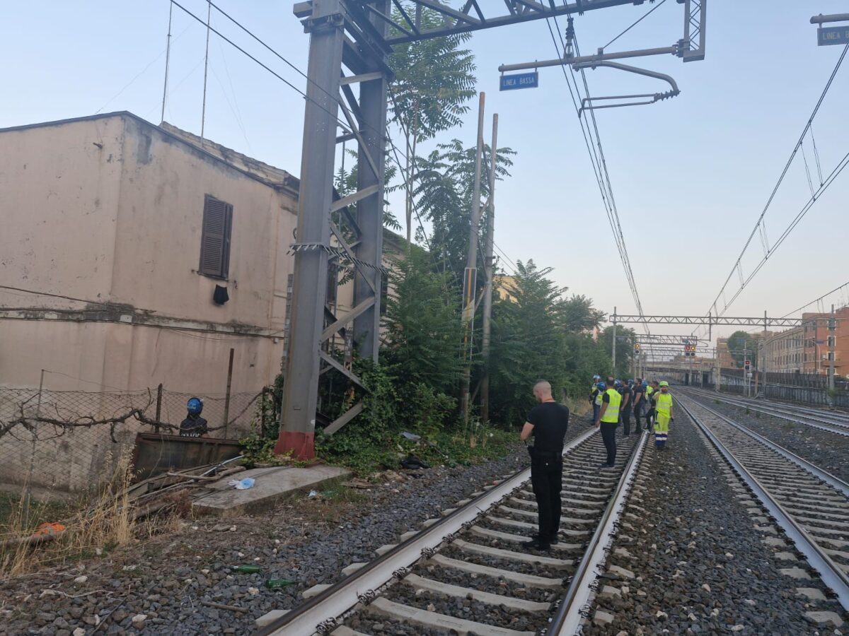 Roma, sgombero al Mandrione in via Casilina Vecchia, palazzine occupate da extracomunitari | FOTO